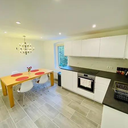 Cute - Center - Large Kitchen, Bath, South Facing Balcony - Free Parking And Wifi Apartment *
