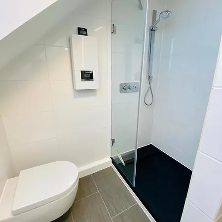 Lägenhet Cute - Center - Large Kitchen, Bath, South Facing Balcony - Free Parking And Wifi