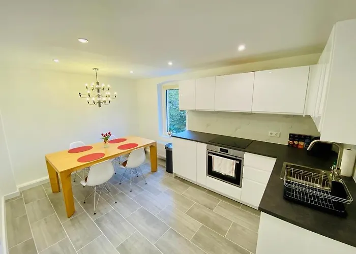 Cute - Center - Large Kitchen, Bath, South Facing Balcony - Free Parking And Wifi Apartmán *